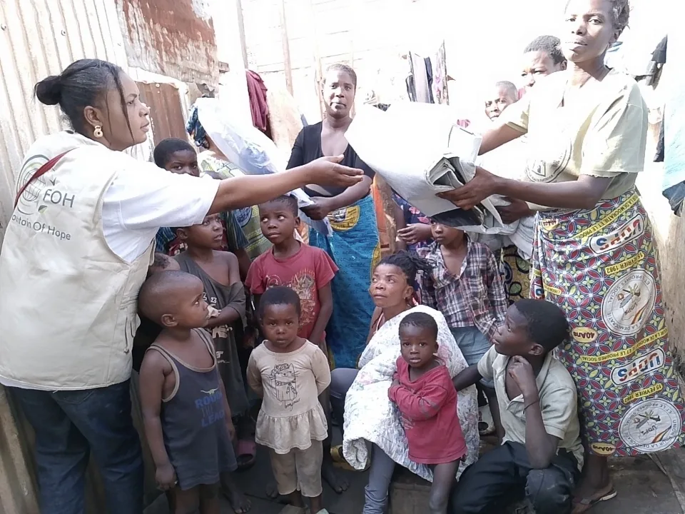 Distribution of relief supplies to families in Eastern DRC